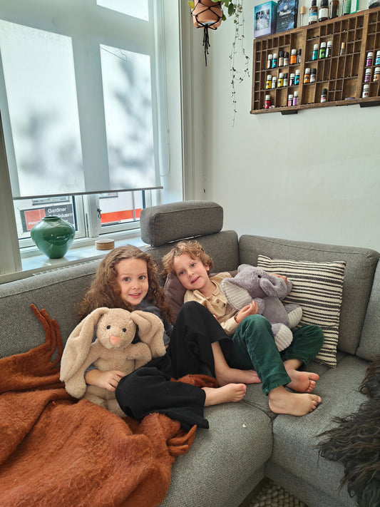 Hvordan virker en tyngdebamse? Forklaret enkelt + 7 måder den hjælper dit barn